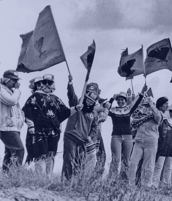 Los huelguistas de la Unión de Campesinos esperan la llegada de César Chávez en un campo cerca de El Centro, CA